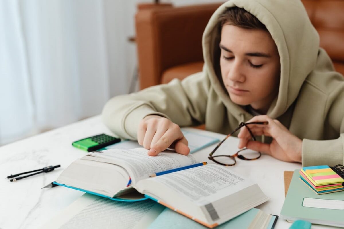 Child struggling with maths homework - A Team maths tutoring strategies can help